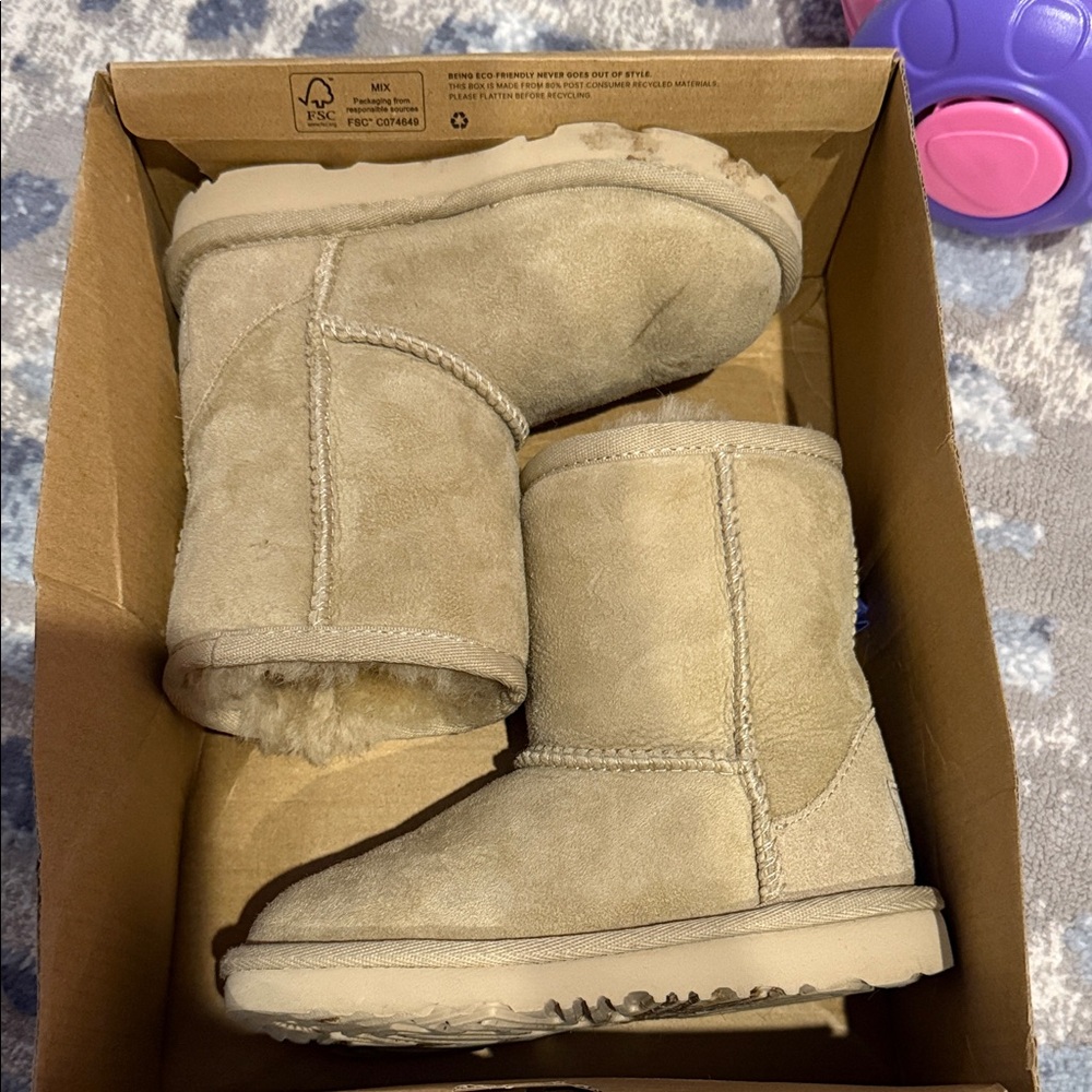 Ugg boots for toddler girl size 9 tan badly used.
